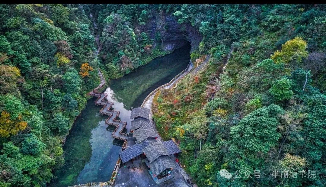 贵州十二背后景区，山谷、河道与栈道俯瞰图